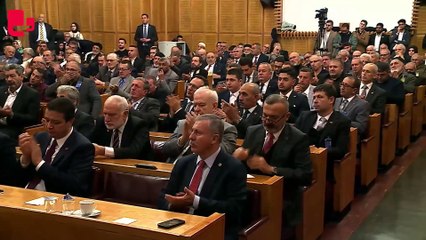 Ahmet Davutoğlu kürsüde ağladı