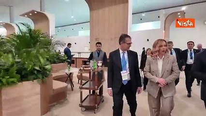 Meloni a Cop 29 incontra all?improvviso Edi Rama, il caloroso abbraccio e mano sulla testa