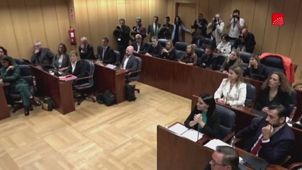 La presidenta de la comisión pide a los periodistas gráficos que pasen a la sala