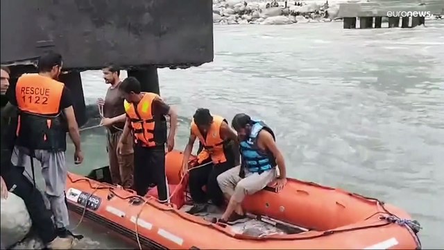 فرحة الزفاف تتحول إلى كارثة.. مصرع 18 شخصاً بسقوط حافلة في نهر السند بباكستان