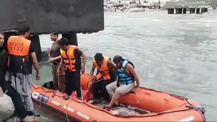 فرحة الزفاف تتحول إلى كارثة.. مصرع 18 شخصاً بسقوط حافلة في نهر السند بباكستان