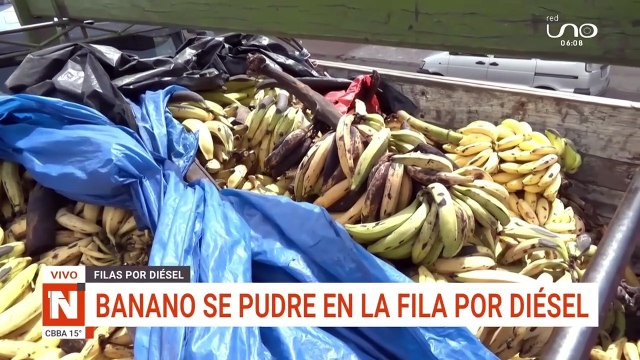 Largas filas y bloqueos en la zona sur de Cochabamba por la escasez de combustibles