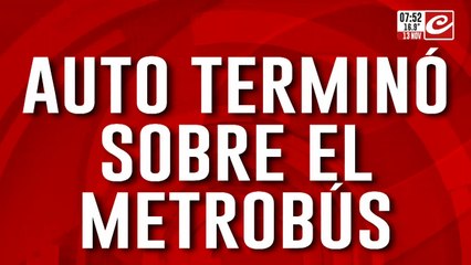 Impactante video: auto circulaba a toda velocidad y se estrelló contra el Metrobús