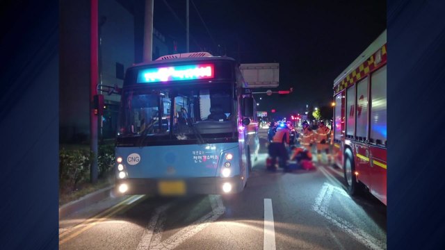 횡단보도 건너던 여성 신호위반 버스에 치여 숨져 / YTN