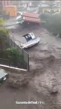Maltempo in Sicilia, macchine trascinate in mare dalla furia del torrente