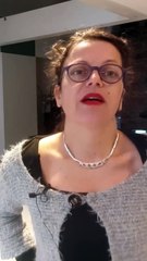 Une salle de bain avec baignoire ilot plan en L