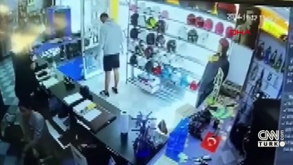 Atatürk'e hakaret etmeye çalışanın üzerine uçtu | Video Haber