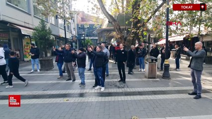 Tokat'ta çatıya konan akbabayı görüntülemek için yarıştılar