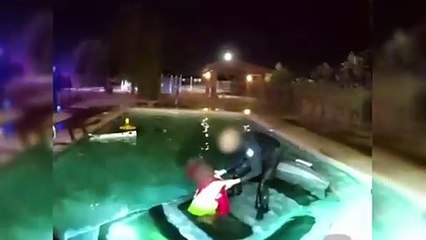 Câmera policial captura resgate de motorista preso em carro submerso em piscina