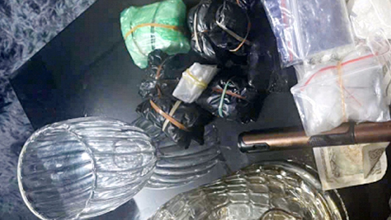 Đột kích căn phòng "trùm ma túy", công an phát hiện hai quả lựu đạn cùng nhiều tang vật | VTC Now