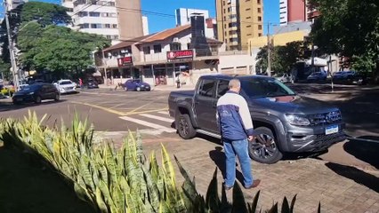 Corsa e Amarok se envolvem em colisão na Rua Mato Grosso