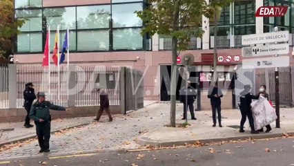 Begoña Gómez y su comitiva se saltan un semáforo en rojo tras su salida de la Asamblea