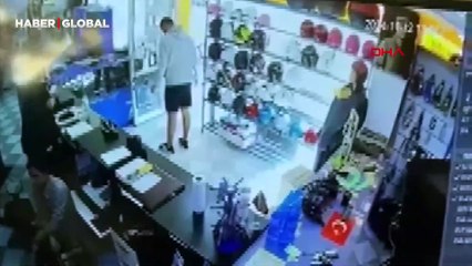 Antalya'da Atatürk görselini çiğnedi, gören kişi uçan tekmeyle üstüne atladı