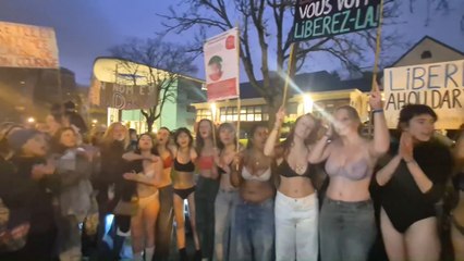 Des manifestantes se déshabillent devant l'ambassade d'Iran pour la libération de l'étudiante Ahou Daryaei