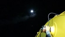 di tengah malam bulan 🌙