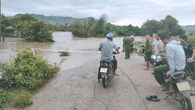 Mưa như trút nước ở Gia Lai, hơn 300 hộ dân bị cô lập sau khi ngầm tràn bị ngập | VTC Now