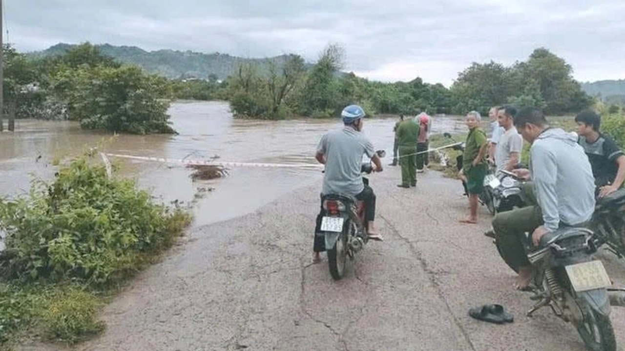 Mưa như trút nước ở Gia Lai, hơn 300 hộ dân bị cô lập sau khi ngầm tràn bị ngập | VTC Now