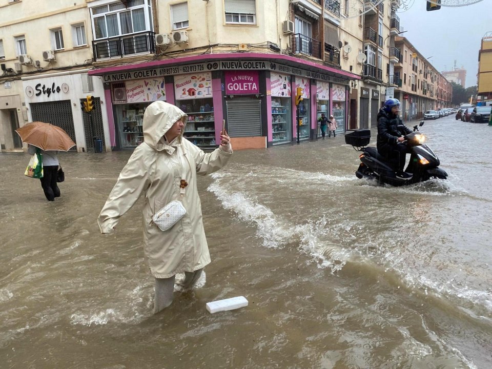 La DANA llega a Málaga: miles de desalojos, carreteras inundadas y una tromba marina sacuden Andalucía