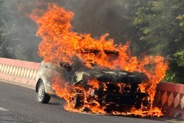 Live Video : छावनी फ्लाईओवर पर चलती कार बनी आग का गोला
