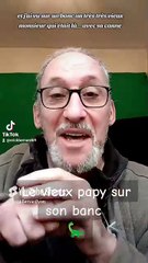 Un vieux papy assis sur un banc