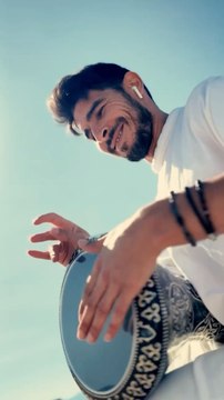 Il revisite tous types de chansons avec sa derbouka. Mehdi Ryan, percussionniste virtuose, mélange musique orientale et musique occidentale avec son instrument.