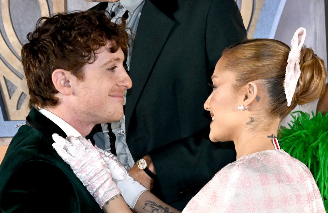 Ariana Grande est heureuse que le monde apprenne enfin à connaître son petit ami Ethan Slater