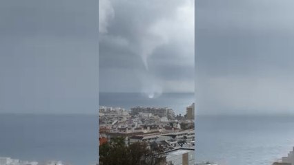 Una espectacular manga de agua recorre la costa de Marbella
