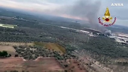 Fiamme in una ditta di rifiuti nel Barese, le immagini dall'alto