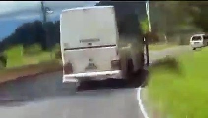 Un bus se quedó sin frenos y así fue como el conductor de un camión evitó una tragedia