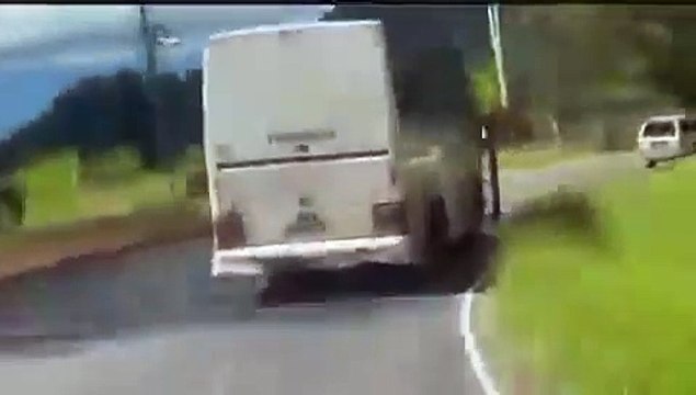 Un bus se quedó sin frenos y así fue como el conductor de un camión evitó una tragedia