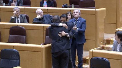 Precioso: el abrazo entre dos senadores valencianos, uno del PP y otro del PSOE