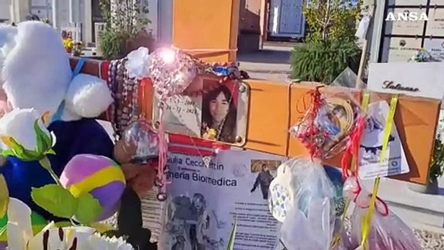 Un anno dal femminicidio Cecchettin, omaggi sulla tomba di Giulia