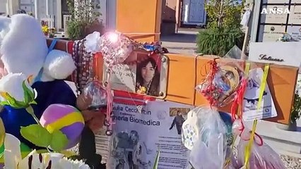 Un anno dal femminicidio Cecchettin, omaggi sulla tomba di Giulia