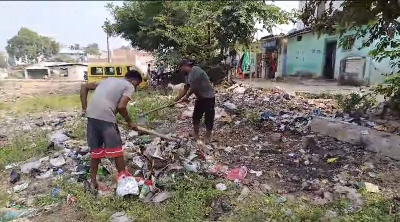 हटाया कचरे का ढेर, की गई नालियों की सफाई