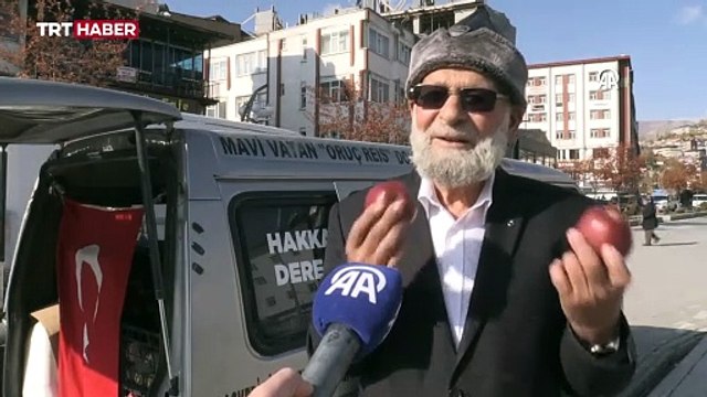 Denizlili Elmacı Dede elmalarını Hakkari'deki askerler için getirdi