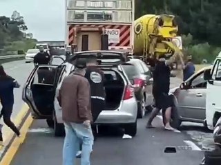 Motorista tem ataque de fúria e usa machado para danificar veículos em rodovia