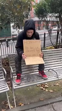 Cet homme sans-abri tient une pancarte dans la rue puis reçoit le précieux soutien d’un passant