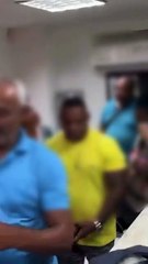 Servidores protestam por atraso de salário em Lauro de Freitas