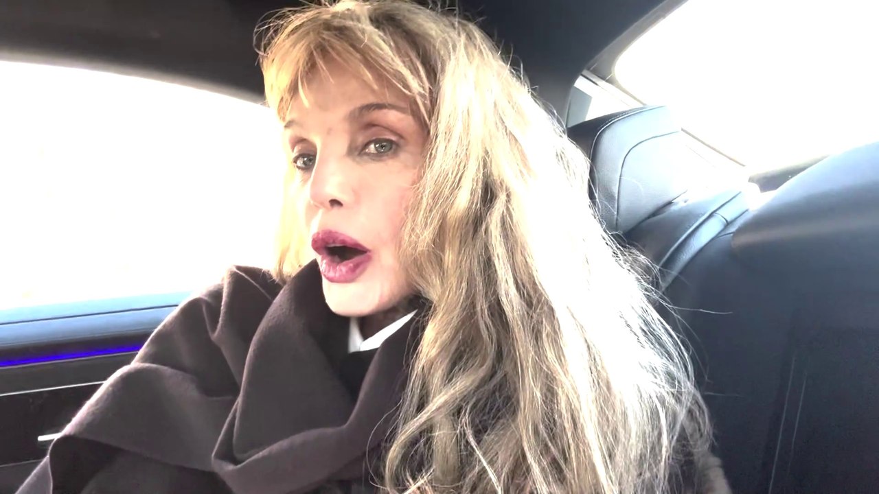 Arielle Dombasle - Crossing Central Park!