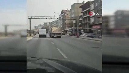 Görüntüler Bursa'dan... Tehlike saçan kamyon