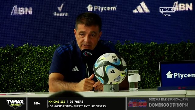 DT de Costa Rica, Claudio Vivas, y el jugador Francisco Calvo hablan antes de juego de ida contra Panamá