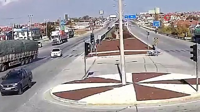 Korkunç kaza anbean kaydedildi! Kavşakta göz göre göre çarpışma