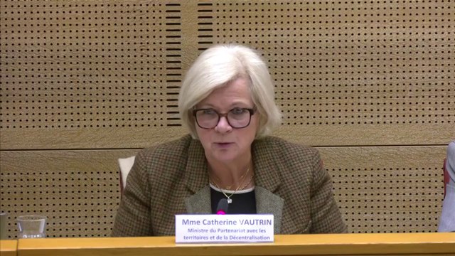 Catherine Vautrin tente de rassurer face aux économies imposées aux collectivités territoriales