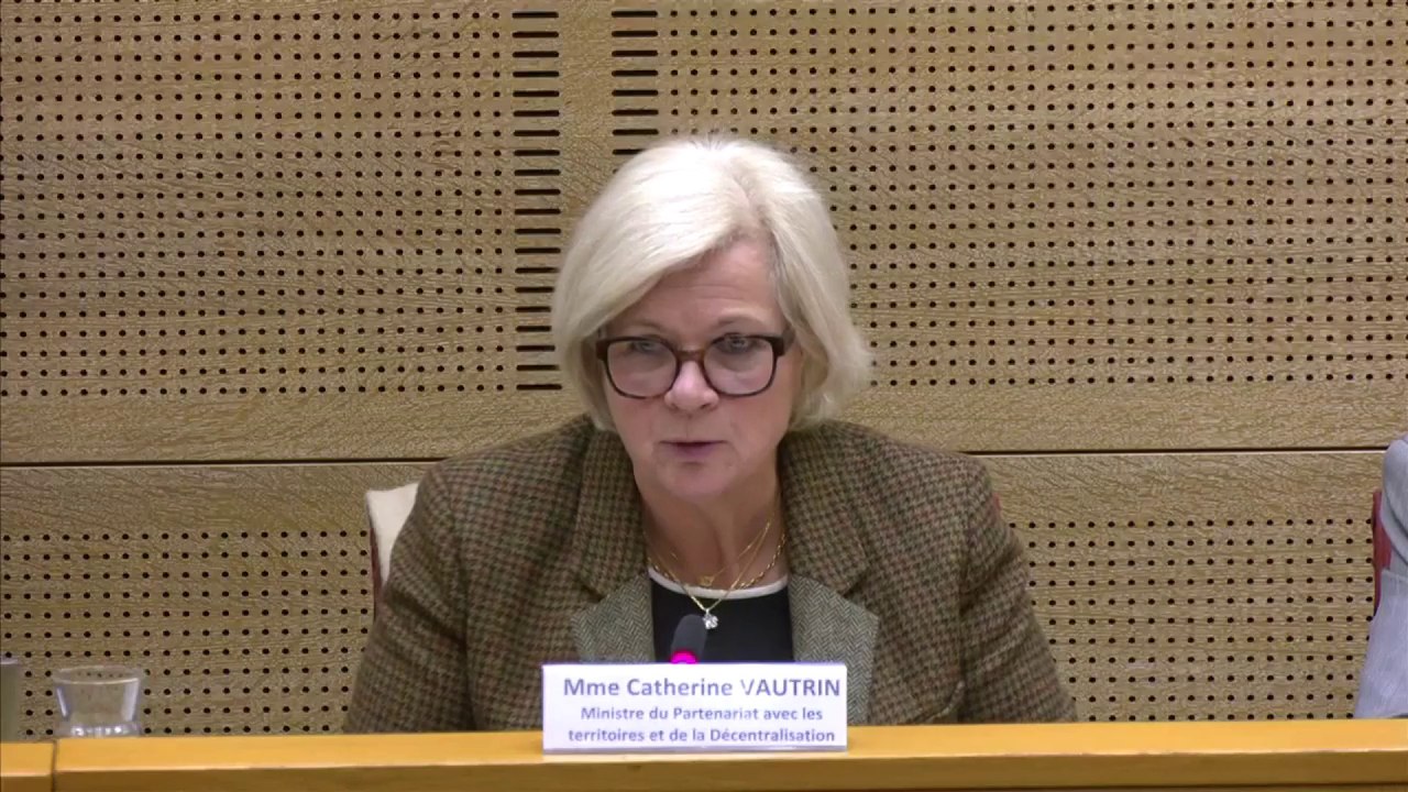 Catherine Vautrin tente de rassurer face aux économies imposées aux collectivités territoriales