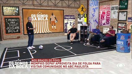 Depay visita comunidade no ABC; Neto exalta holandês e compara com outros jogadores
