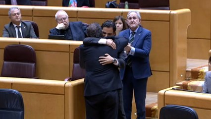 Emotivo abrazo entre un senador valenciano del PSOE y otro del PP por la tragedia de la DANA