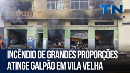 Incêndio de grandes proporções atinge galpão em Vila Velha