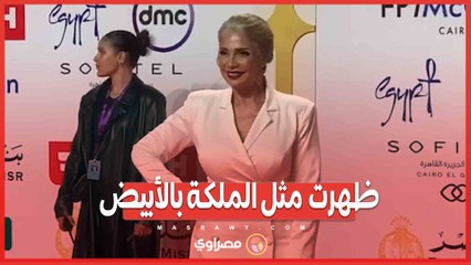 ظهرت  مثل الملكة بالأبيض.. سوسن بدر على السجادة الحمراء لـ مهرجان القاهرة