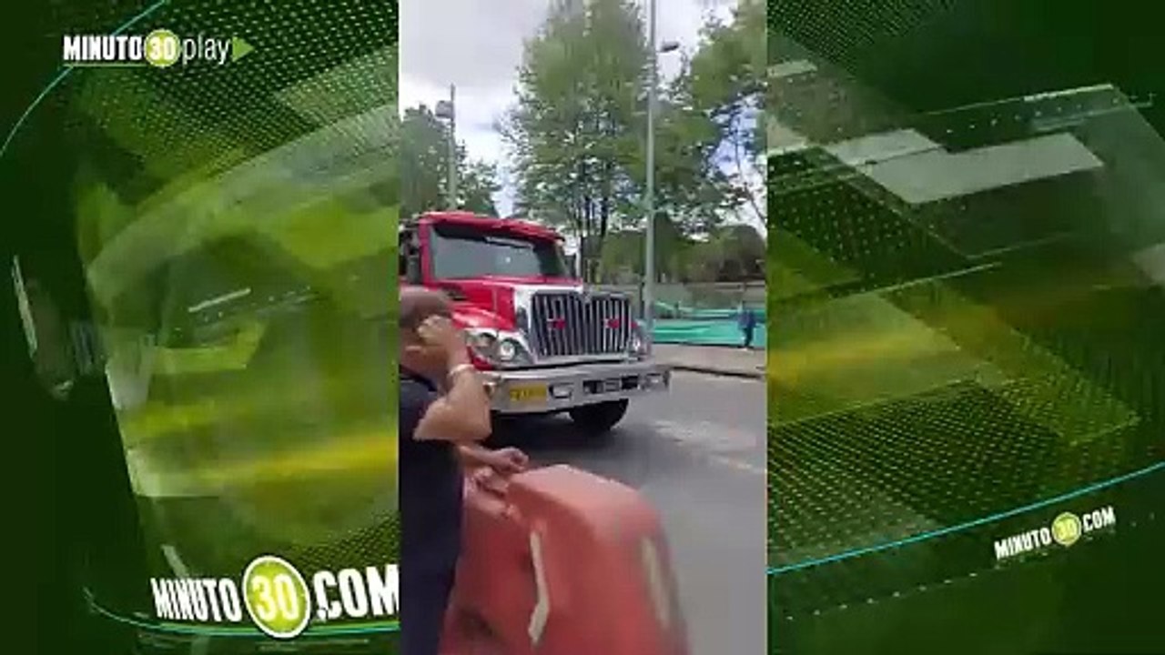¡Gran columna de humo! Se incendió un bus del SITP en la carrera 68