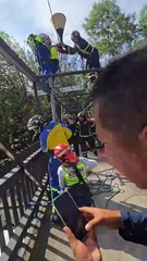 Hombre intenta suicidarse y cae en toldo de camión